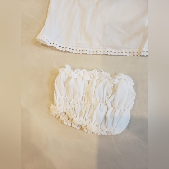 Brand new Women's Italian Size 4 Lingerie- robe, 2 nightgowns and a garter band - Picture 7 of 9